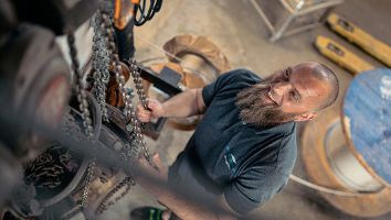 Ein Anschläger bei der Arbeit am Kettenhebezeug