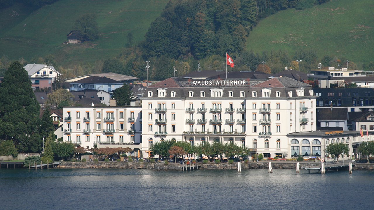 Blick vom Wasser auf das Hotel Waldstätterhof in der Schweiz.